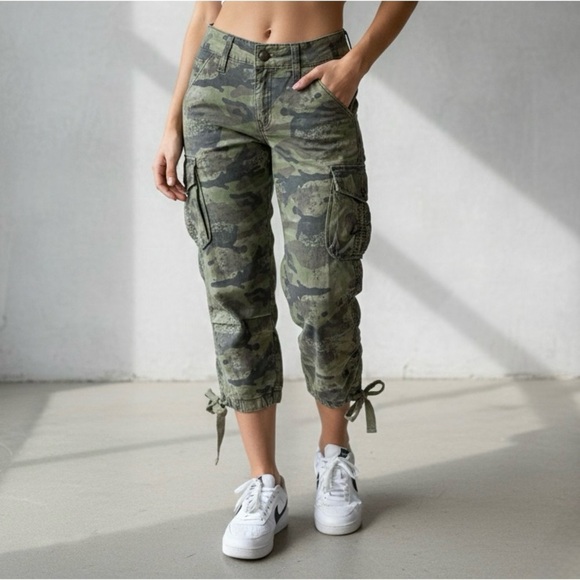 Levi's Pants - NWT Vintage Levi’s Camo Cargo Capri Pants Y2K Utility 2006 Size 9